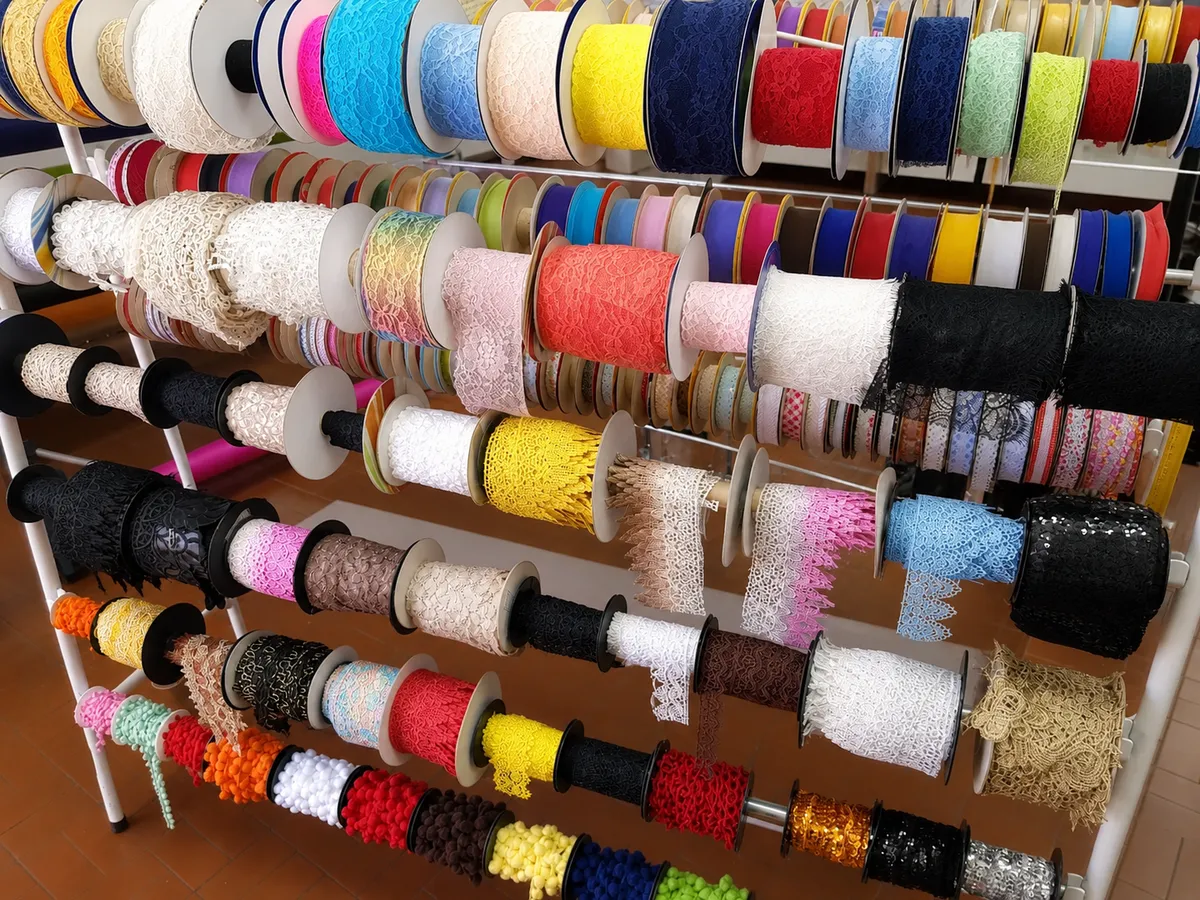 Carretéis de fitas, rendas e galões no Bazar Odete